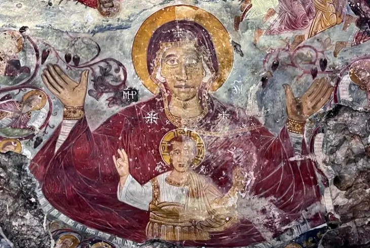 Sümela Manastırı ana kaya kilisesi tavanındaki “Platytera” sahnesi; kucağında Çocuk İsa ile dua eden Hz. Meryem’in ikonografik betimi.